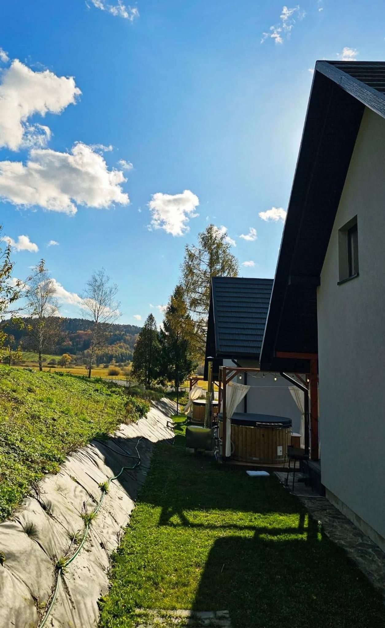 Ogród przy domu i widok na okolicę jesienią