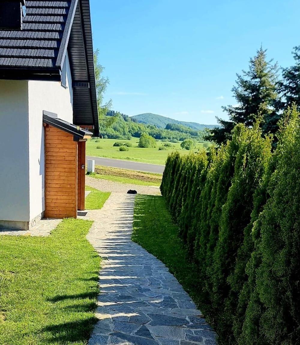 Kamienna ścieżka przy domu i widok na wzgórza