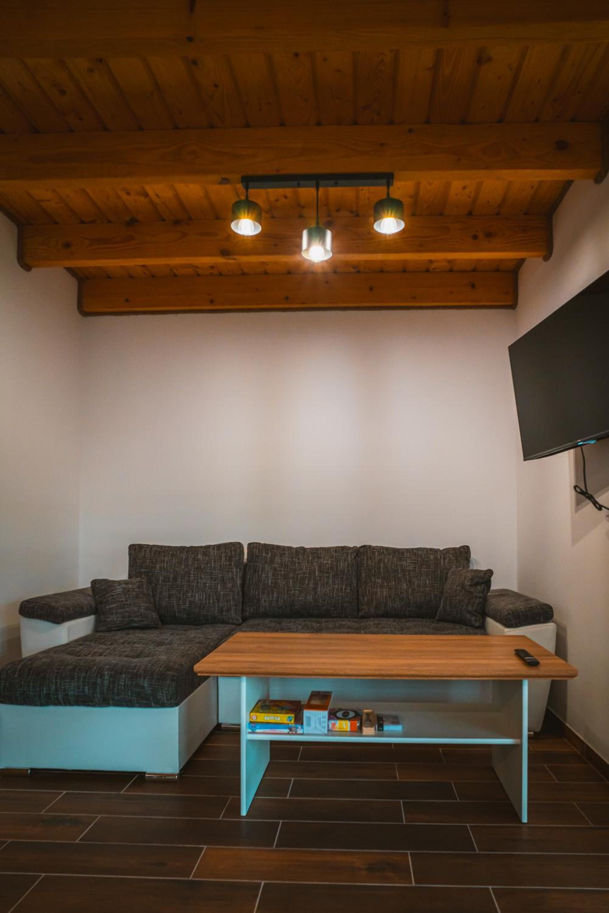 Salon z jasną kanapą